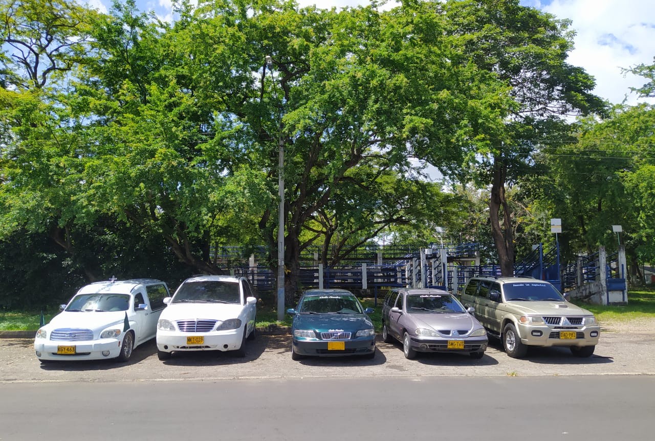 Carroza fúnebre negra moderna