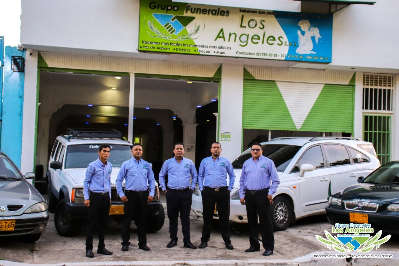 Familia feliz protegida con plan exequial